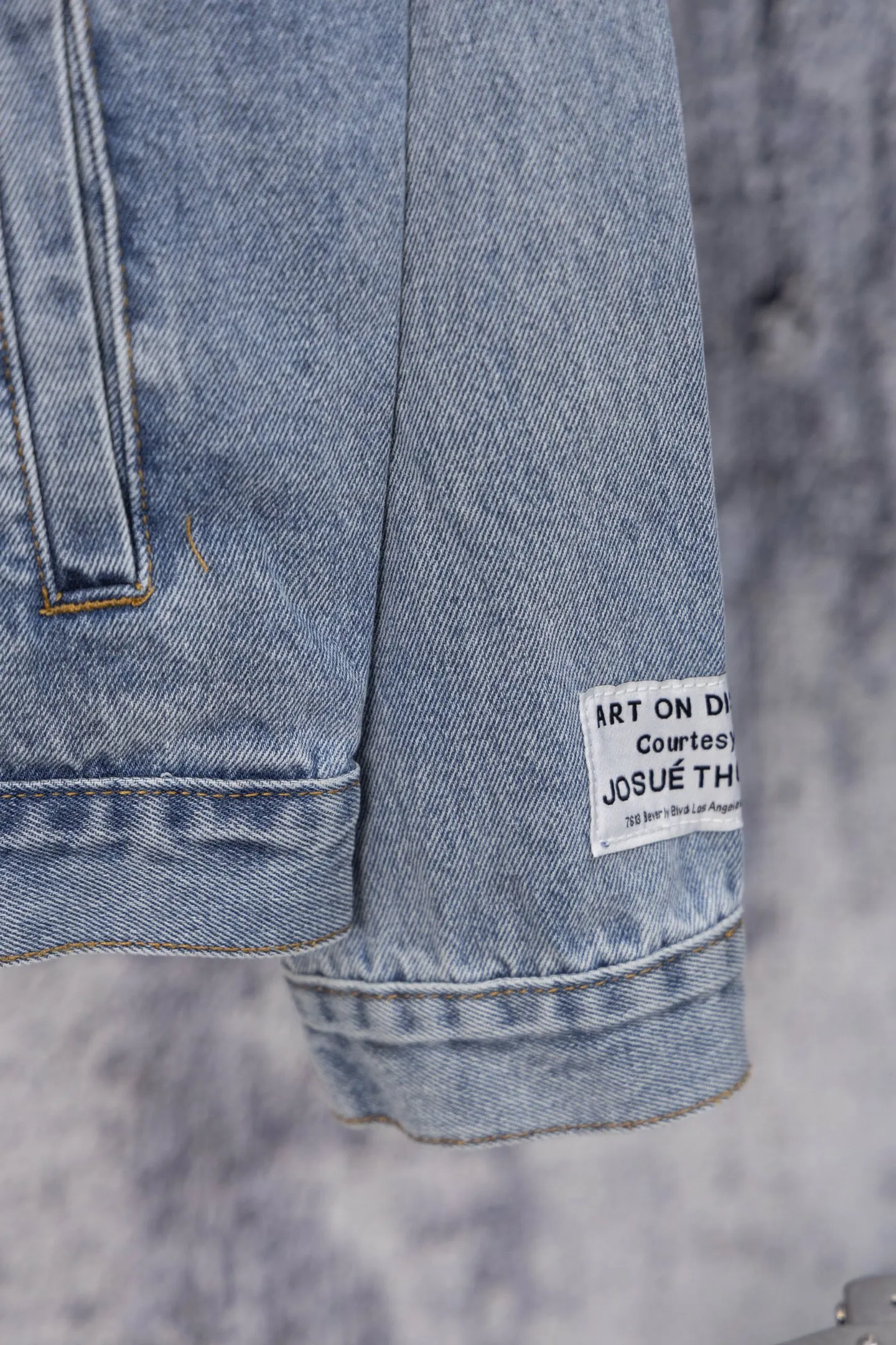 💰280 GALLERY DEPT. 22fw Vintage Andy Denim Jacket Embroidered Black Logo Washed Distressed Denim Jacket Denim Jacket Same Style for Couples Gallery Dept. was born in the soil of Los Angeles street culture. With the core concept of "art is daily life", it deeply integrates traditional denim craftsmanship with modern graffiti art. The brand transforms old denim, Vintage T-shirts and other items by hand, giving them personalized elements such as wear, splashing, splicing, etc. Each piece is hand-finished by craftsmen and has both artistic collection value and practical function. In 2021, the joint capsule series with French veteran Lanvin and the cooperation with Chrome Hearts have attracted the attention of the fashion industry, confirming its transformation from an independent studio to an international trend symbol. Gallery Dept. targets the global fashion pioneer group aged 18-35 and positions itself as a "high street art trendy brand". Its core competitiveness lies in: • Cultural symbol output: Through endorsements from stars such as Virgil Abloh, Jennie, and Justin Bieber, it strengthens the brand's benchmark status in the hip-hop and fashion circles. Size: S-XL